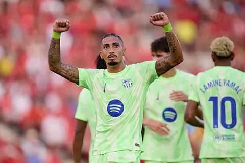 سبورت: برشلونة يتحرك لإعادة رافينيا مبكرًا قبل مواجهة بوليفيا